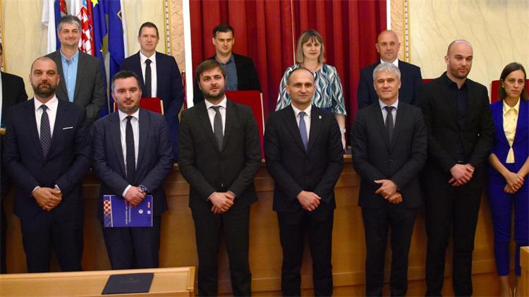 Slika /slike/Vijesti/osijek-potpisivanje vode.jpg